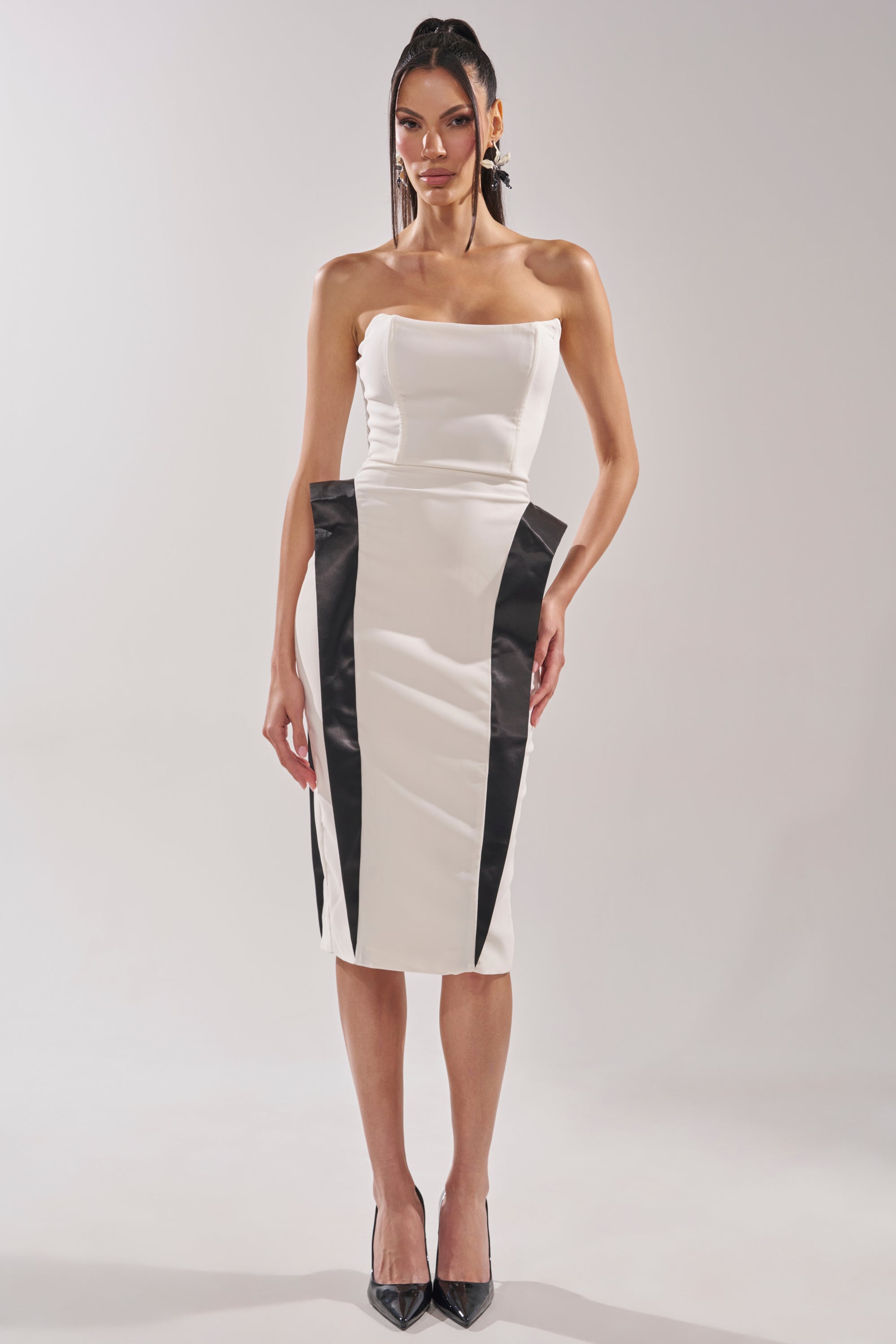 CHIC AND SOPHISTICATED STRUCTURED MIDI DRESS IN WHITE
