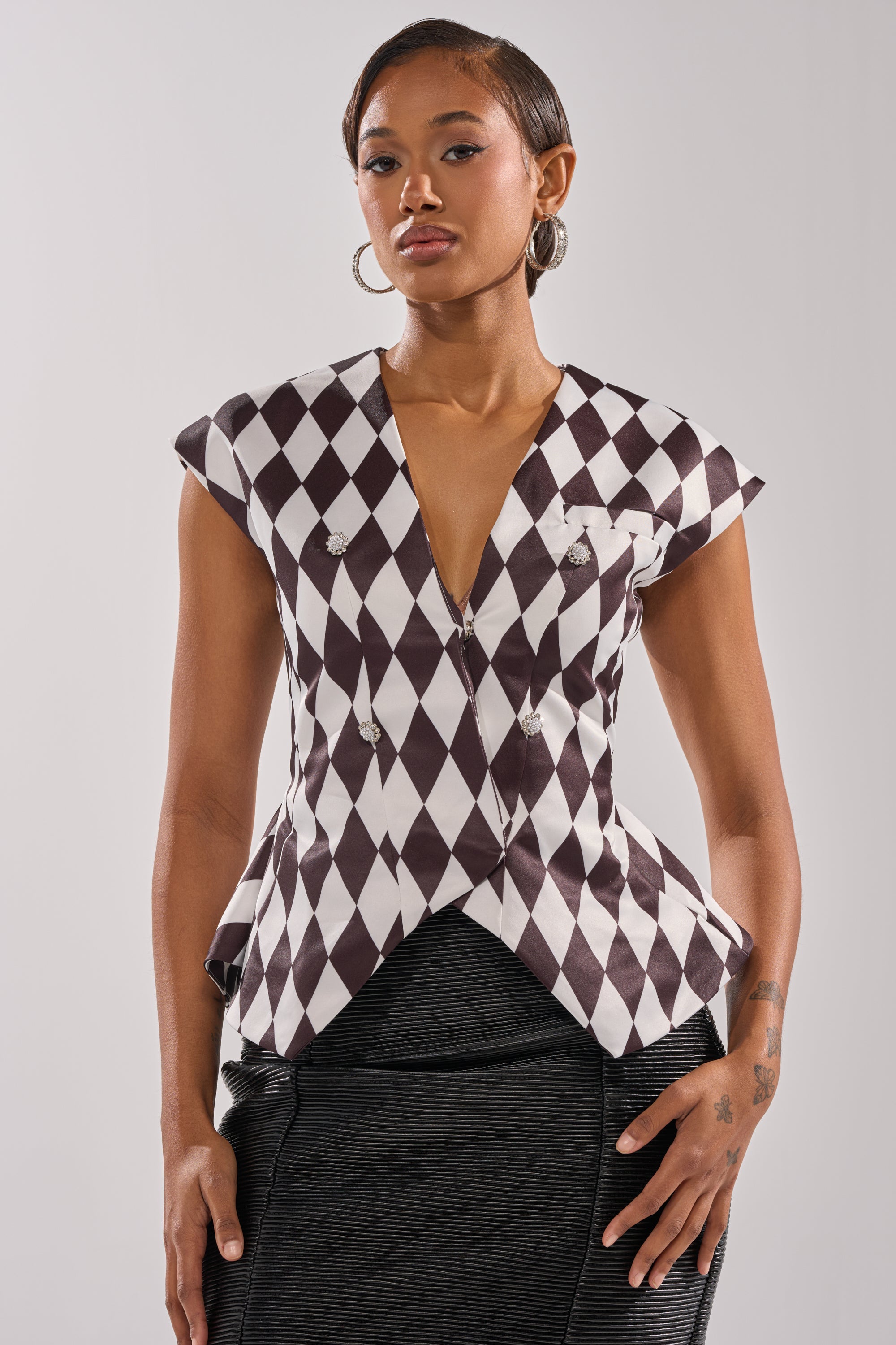 GUESS WHO V-NECK BLOUSE