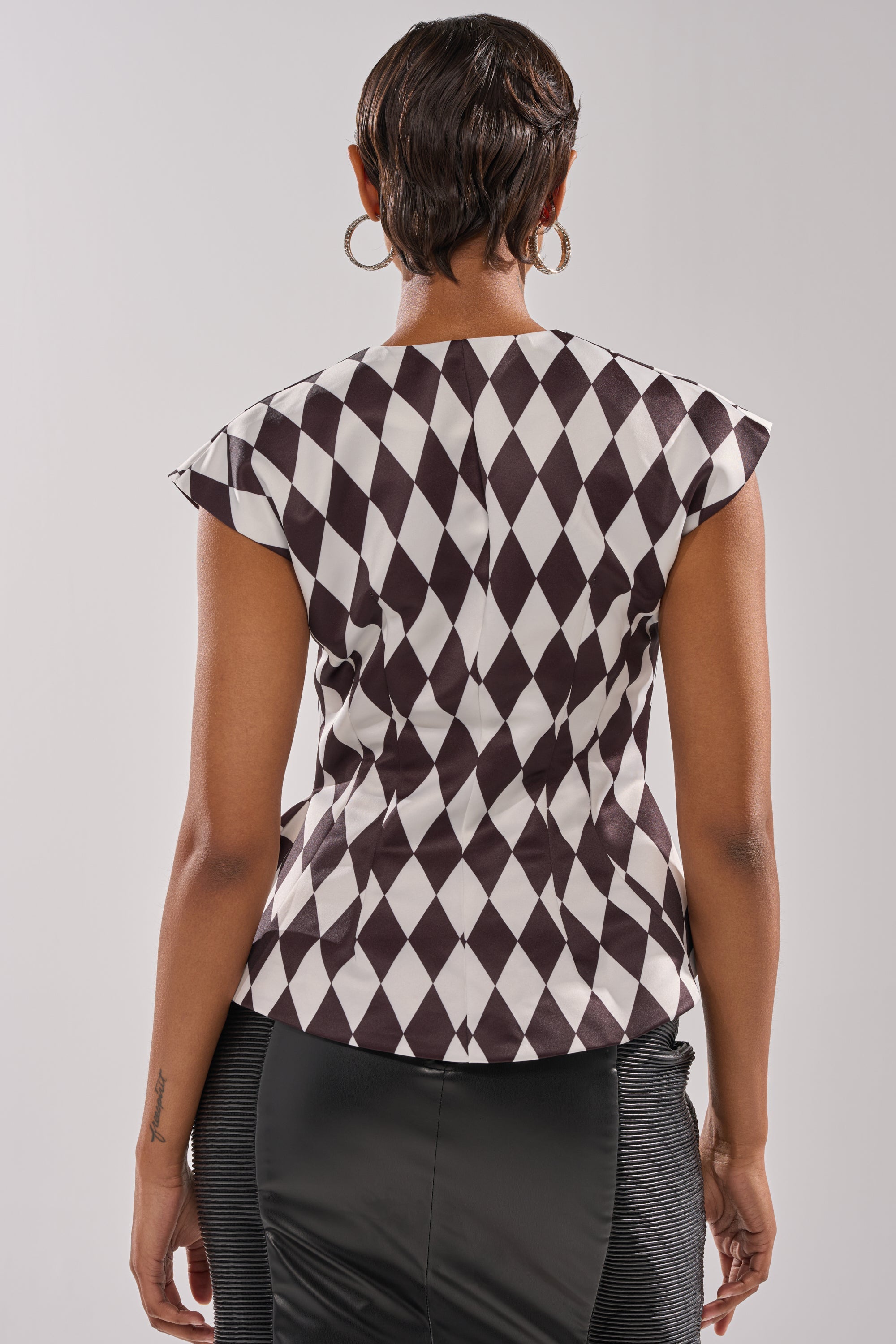 GUESS WHO V-NECK BLOUSE