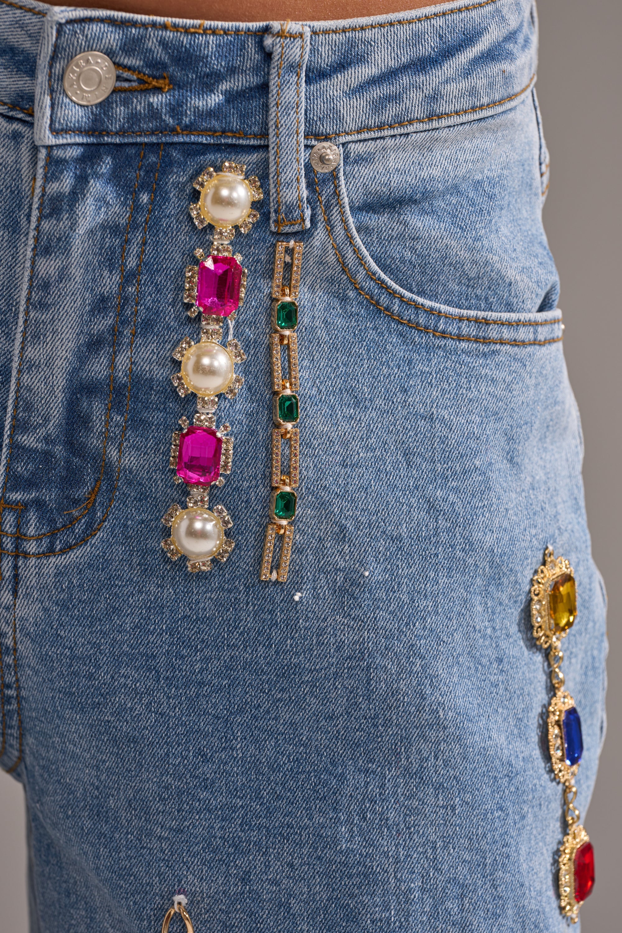 FEELING THE DIFFERENCE EMBELLISHED RELAXED DENIM