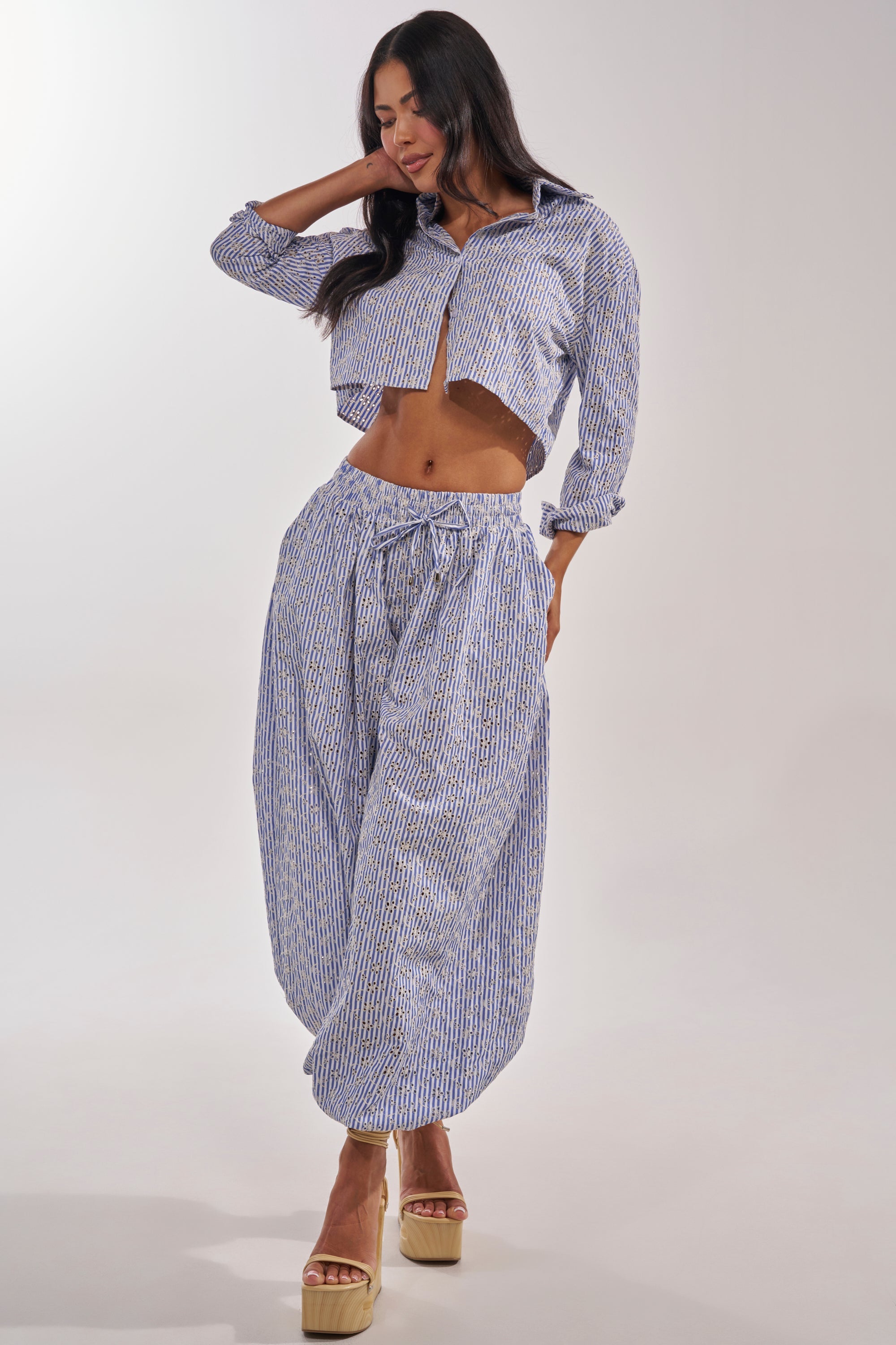 BLOSSOM CROP BUTTON DOWN