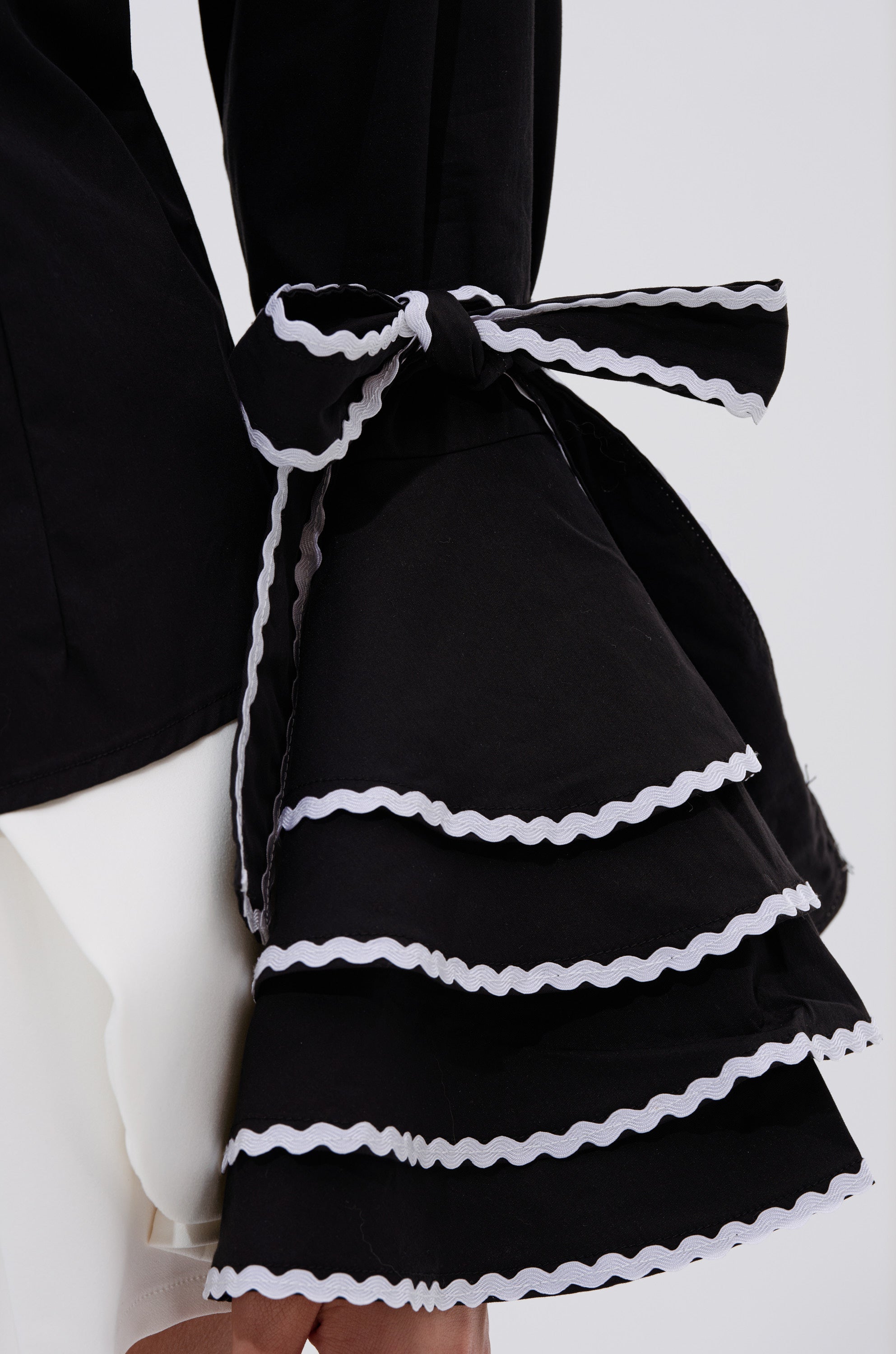 BUSINESS RUFFLE SLEEVE BUTTON DOWN