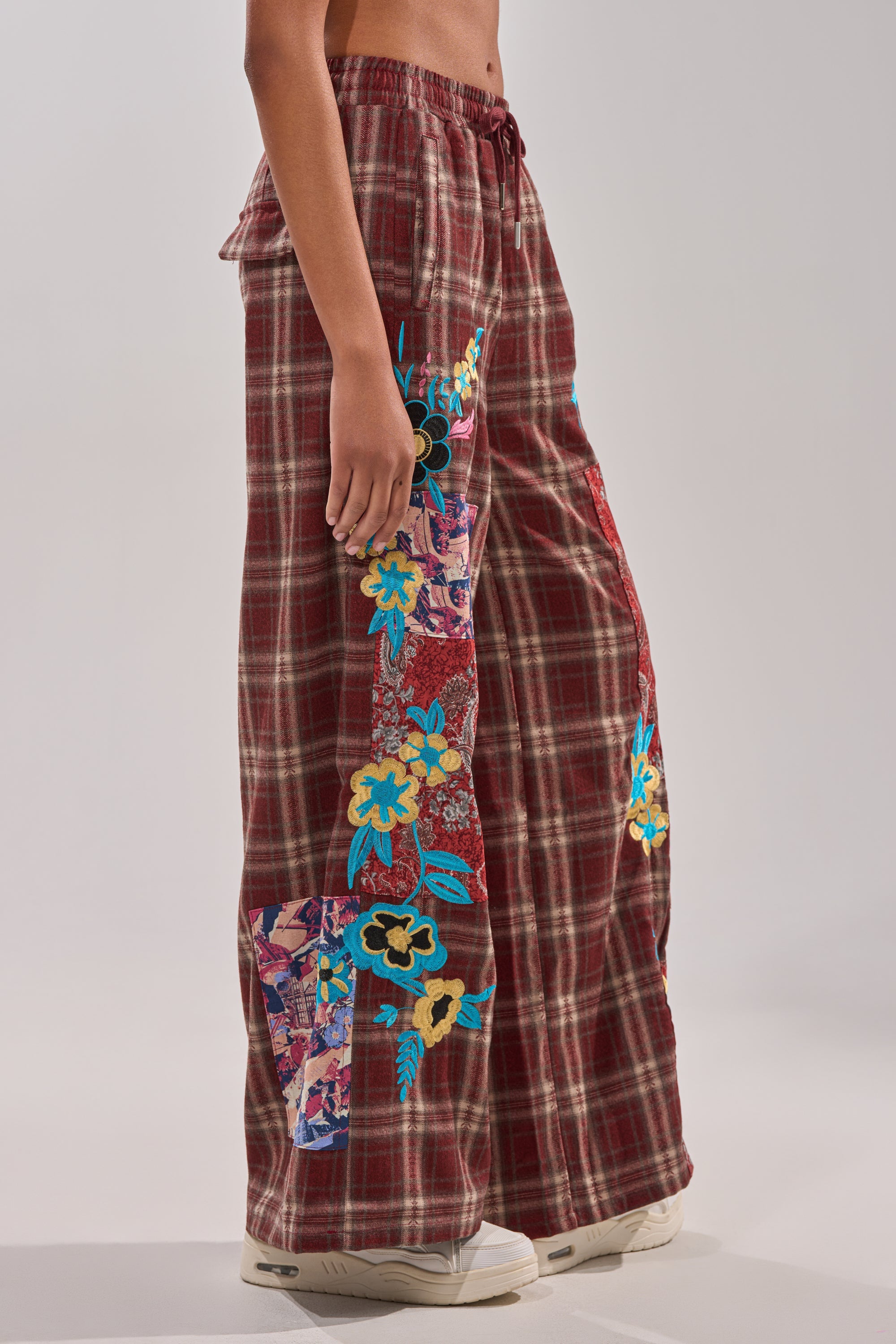 KRIYSTA FLORAL PATCH PLAID PANT